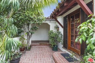 10516 Ayres Ave in Los Angeles, CA - Building Photo - Building Photo