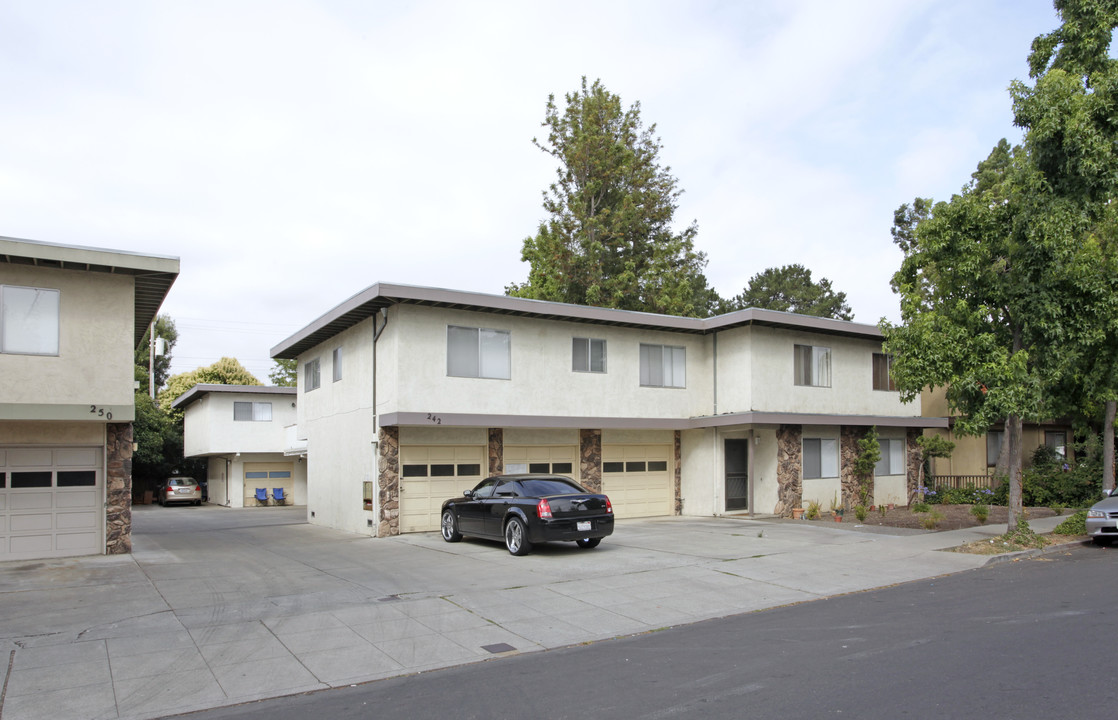 242 Elwood St in Redwood City, CA - Building Photo