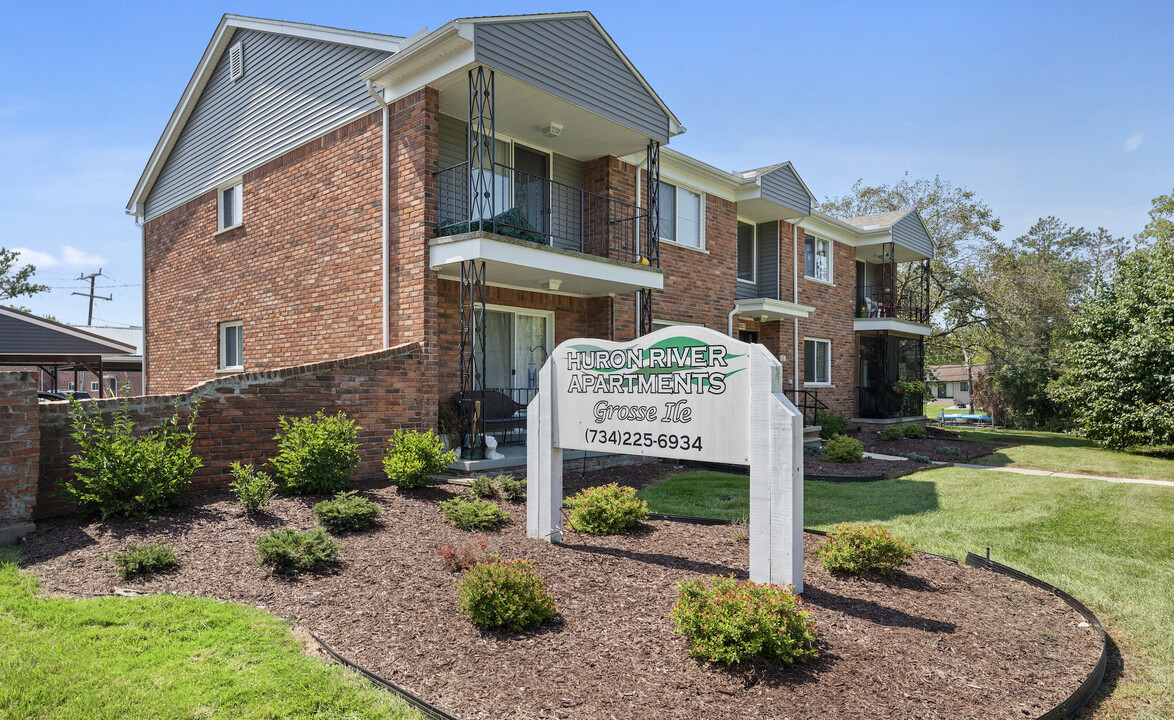 Huron River Apartments - Grosse Ile in Grosse Ile, MI - Foto de edificio