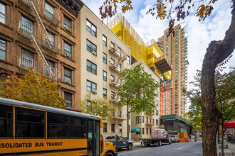 Robin Court in New York, NY - Building Photo - Building Photo