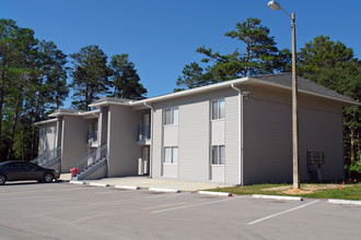 College Courtyard in Niceville, FL - Foto de edificio - Building Photo