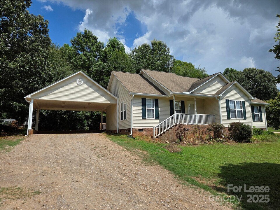 4641 Hickory Grove Rd in Sharon, SC - Building Photo