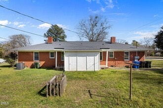 1208 S 9th St in Lillington, NC - Foto de edificio - Building Photo