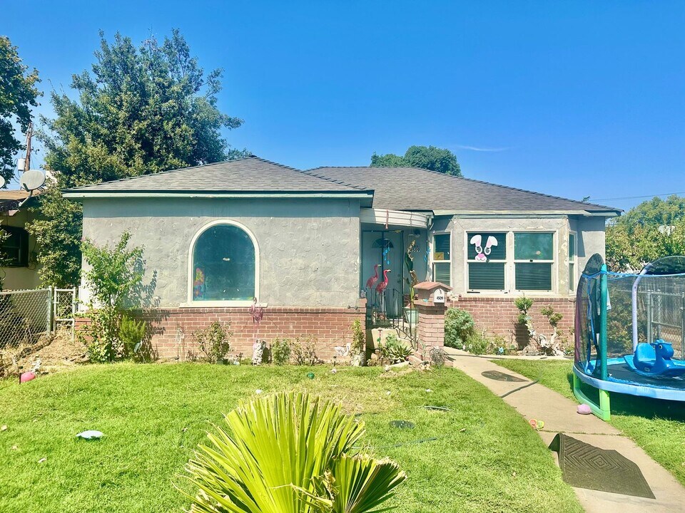 4509 E Illinois Ave in Fresno, CA - Building Photo