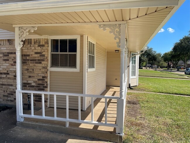 302 Yorkshire Ct in Deer Park, TX - Building Photo - Building Photo