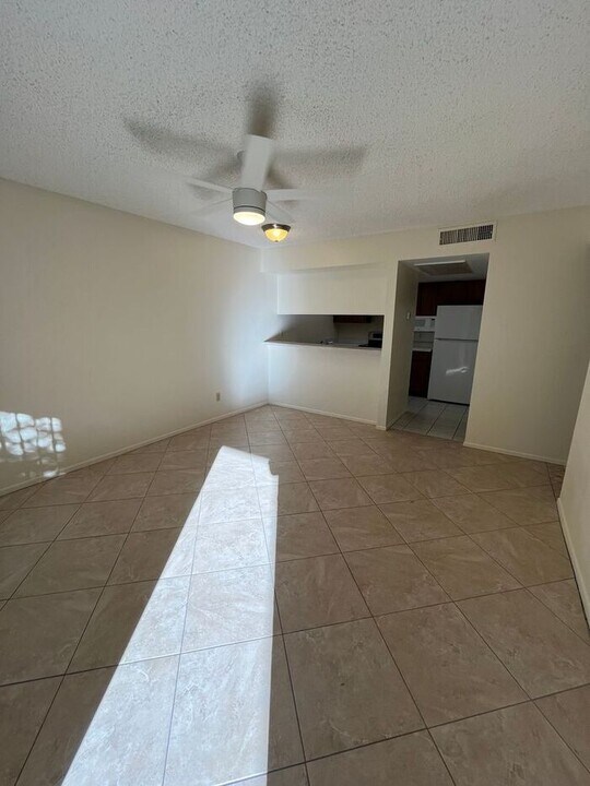 1201 S McClintock Dr in Tempe, AZ - Foto de edificio