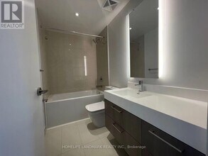 1 Yorkville Ave in Toronto, ON - Building Photo - Building Photo