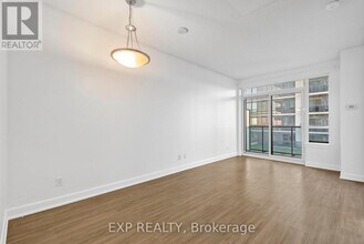 7167 Yonge St in Toronto, ON - Building Photo - Building Photo