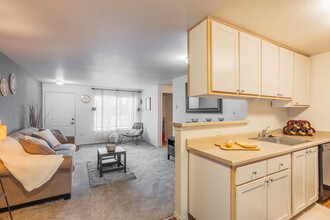 Clackamas Trails Apartments in Portland, OR - Building Photo - Interior Photo