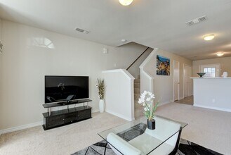 319 Autumn Pass in San Antonio, TX - Building Photo - Building Photo