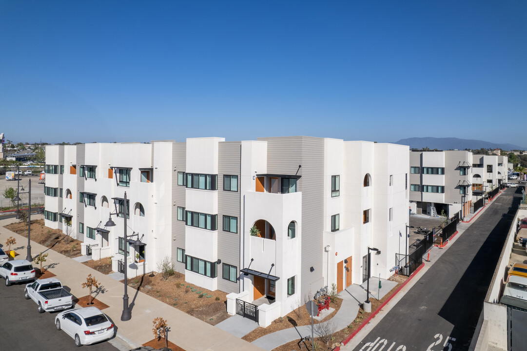 Las Haciendas Apartments in Temecula, CA - Building Photo