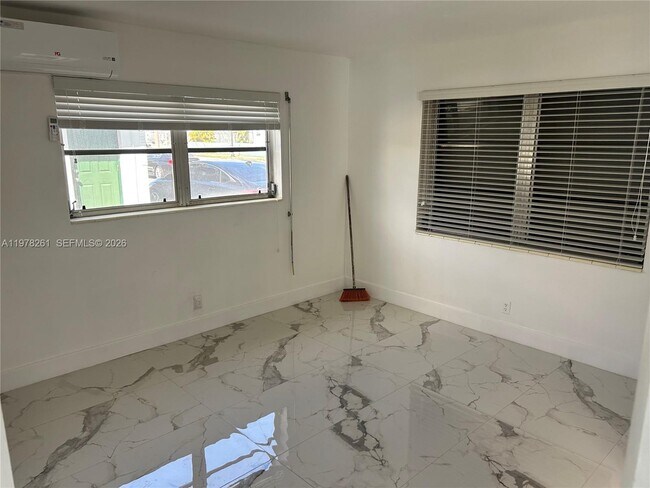 2000 Buchanan St in Hollywood, FL - Building Photo - Building Photo