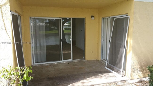 7640 Westwood Dr in Tamarac, FL - Foto de edificio - Building Photo