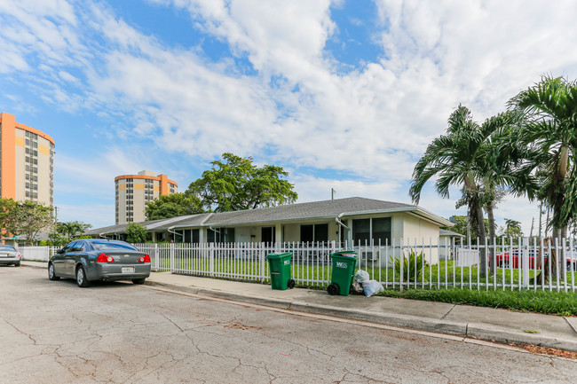 Donn Gardens in Miami, FL - Foto de edificio - Building Photo