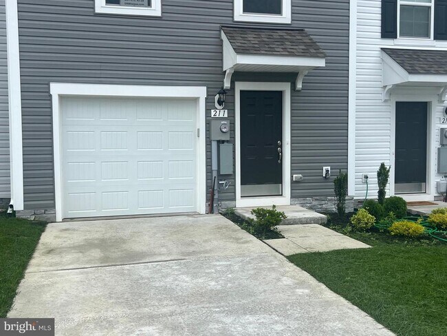 211 Clifton Mnr in Falling Waters, WV - Building Photo - Building Photo