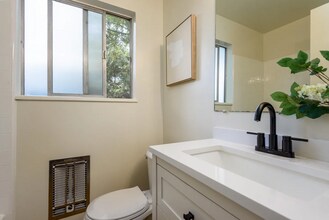 464 Clinton St in Redwood City, CA - Building Photo - Building Photo