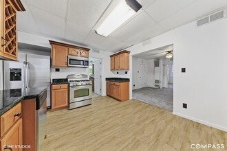 1361 W Grand Ave.-Unit -2 in Chicago, IL - Building Photo - Building Photo