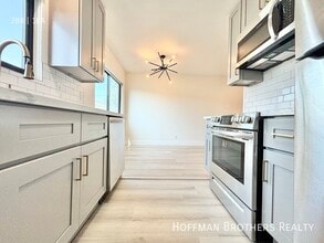 6958 Woodman Ave in Los Angeles, CA - Foto de edificio - Building Photo