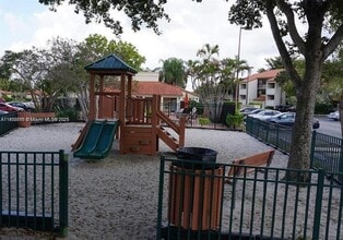 9918 Nob Hill Ln in Sunrise, FL - Foto de edificio - Building Photo