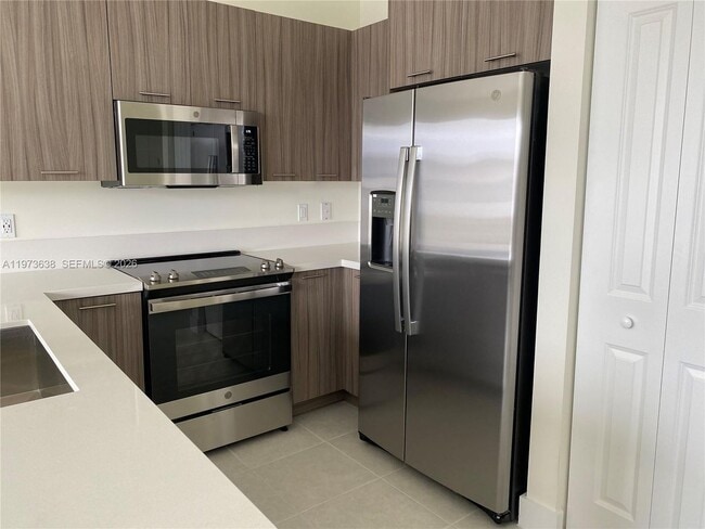 6453 NW 102nd Path in Doral, FL - Building Photo - Building Photo