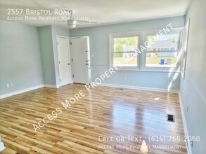2557 Bristol Rd in Upper Arlington, OH - Foto de edificio - Building Photo