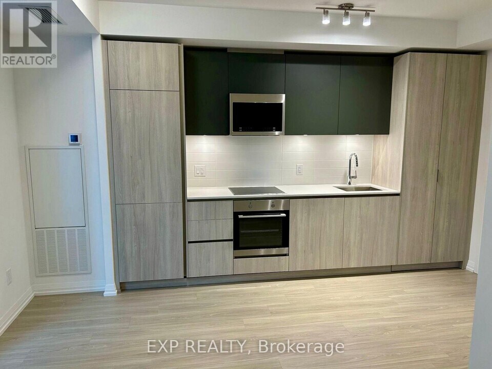 8 Widmer St in Toronto, ON - Building Photo