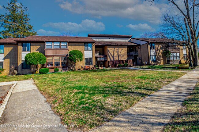 76 Overlook Way in Englishtown, NJ - Building Photo - Building Photo
