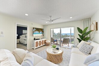 8630 Midnight Pass Rd, Unit A303 in Sarasota, FL - Building Photo - Building Photo