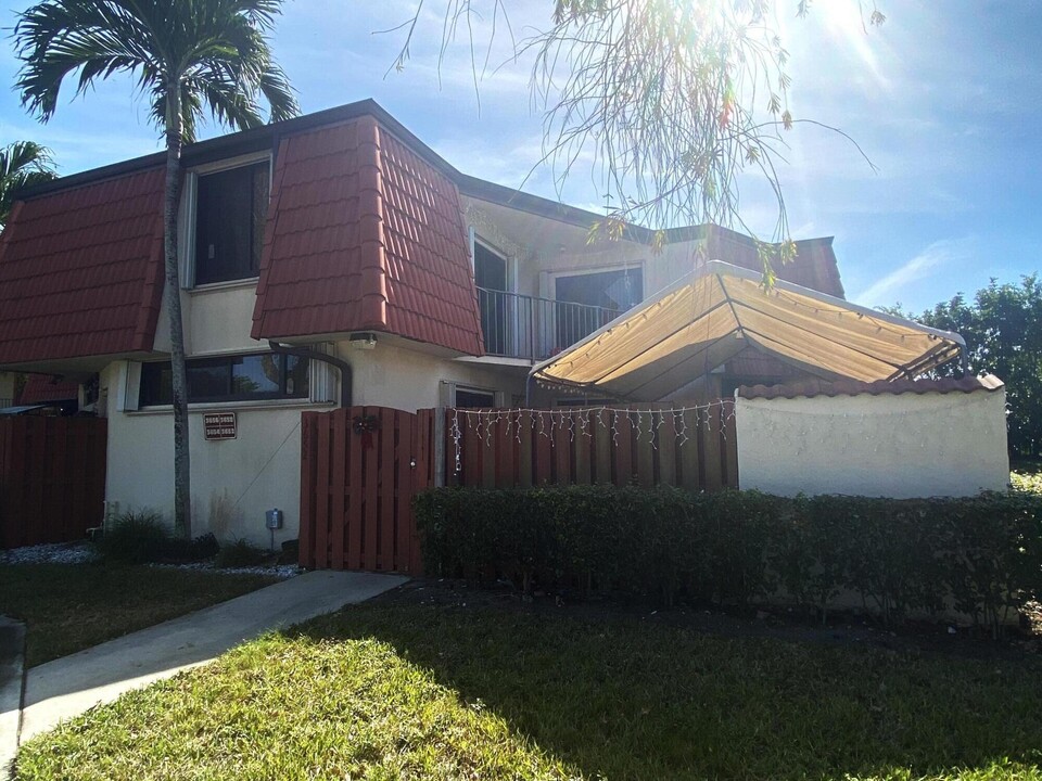 3652 Victoria Dr in West Palm Beach, FL - Building Photo