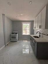 121 Manhattan Ave, Unit 3 in Jersey City, NJ - Foto de edificio - Building Photo