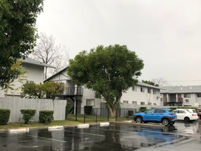 Warren St. Family Village in Riverside, CA - Foto de edificio - Building Photo