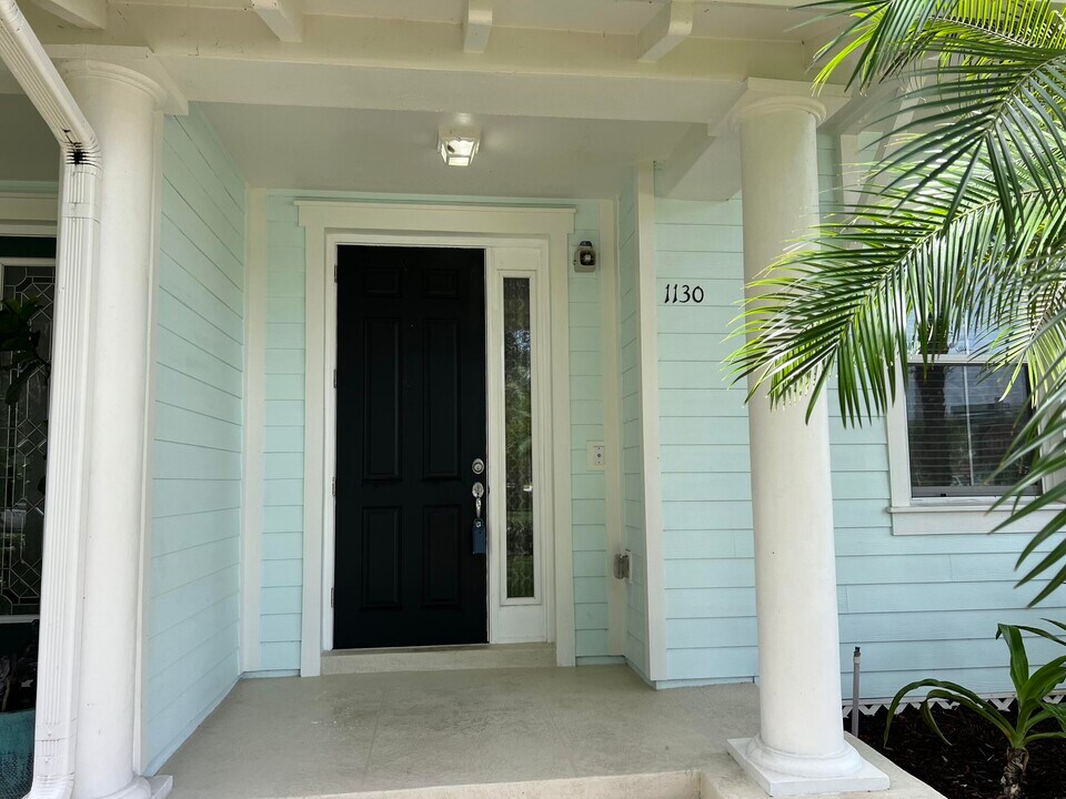 1130 Dakota Dr in Jupiter, FL - Building Photo