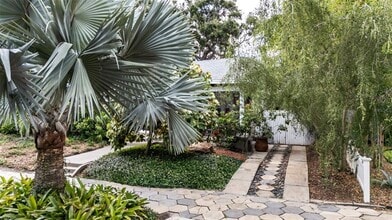 325 16th Ave NE in St. Petersburg, FL - Building Photo - Building Photo