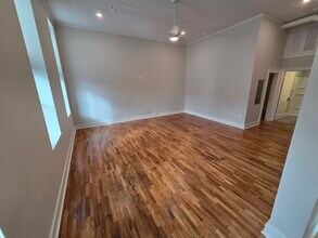 122 Main St, Unit 1 in Cedar Falls, IA - Foto de edificio - Building Photo