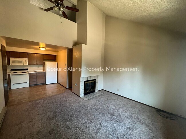 147 E Willow Tree Ln in Hayden, ID - Building Photo - Building Photo