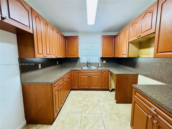 717 NE 10th Ave in Hallandale Beach, FL - Building Photo - Building Photo