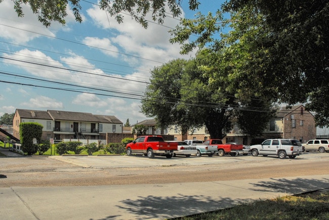 Savannah Apartments in South Houston, TX - Building Photo - Building Photo