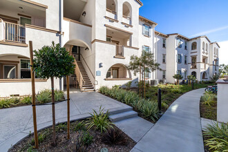 Valencia Garden Apartments in Orange, CA - Building Photo - Building Photo