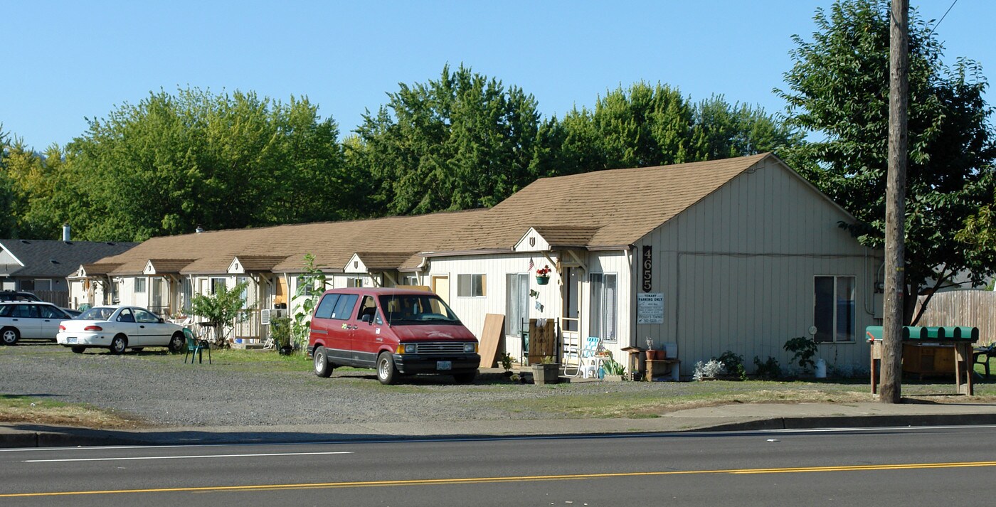 4655 Main St in Springfield, OR - Building Photo