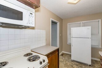 1728 N Hillside St in Wichita, KS - Building Photo - Building Photo