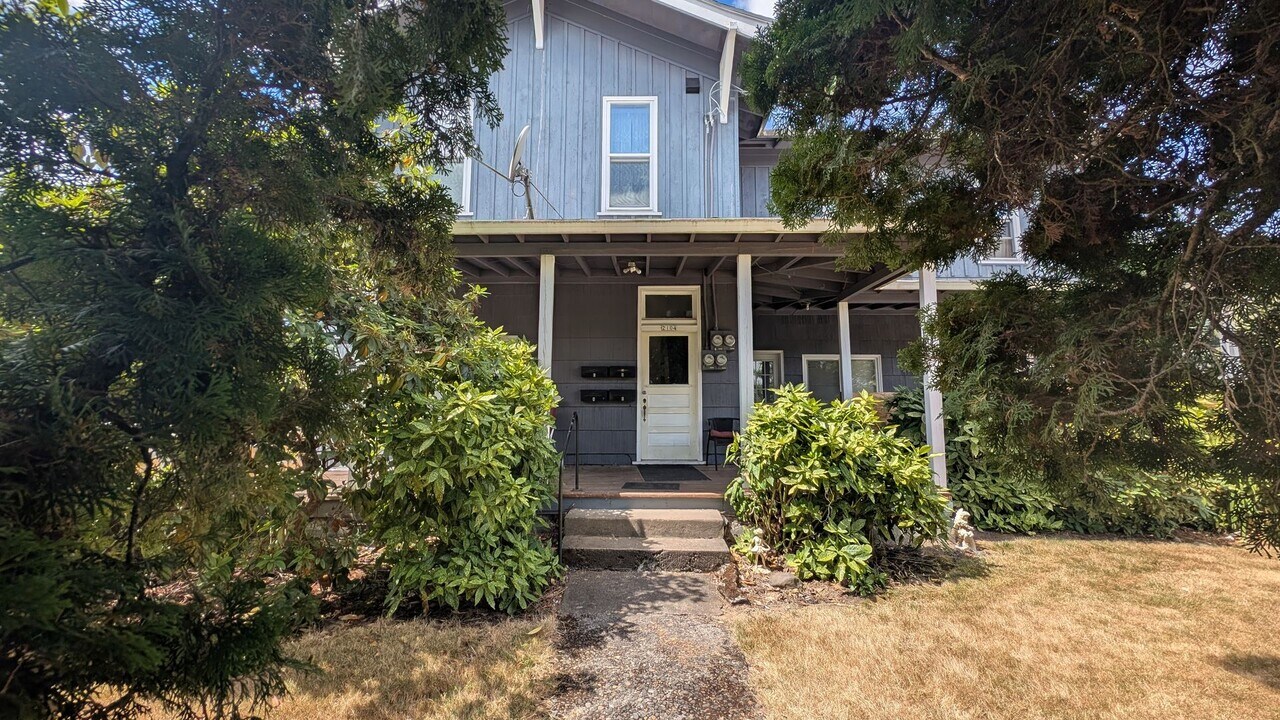 2104 B St in Forest Grove, OR - Building Photo