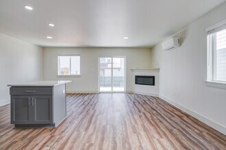 1425 E Santiam St in Stayton, OR - Building Photo - Interior Photo