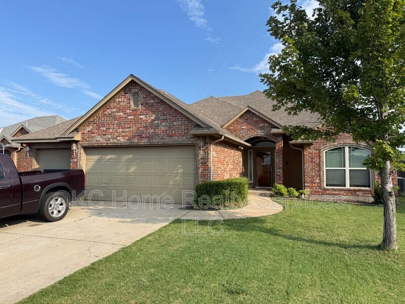 1909 NE 32nd St in Moore, OK - Building Photo