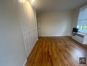 GRAND CENTRAL PARKWAY, Unit 3B in Queens, NY - Building Photo - Building Photo