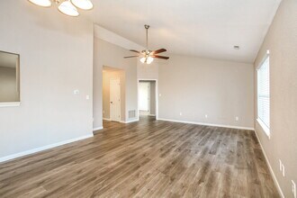 6566 Crossbridge Dr in Noblesville, IN - Foto de edificio - Building Photo