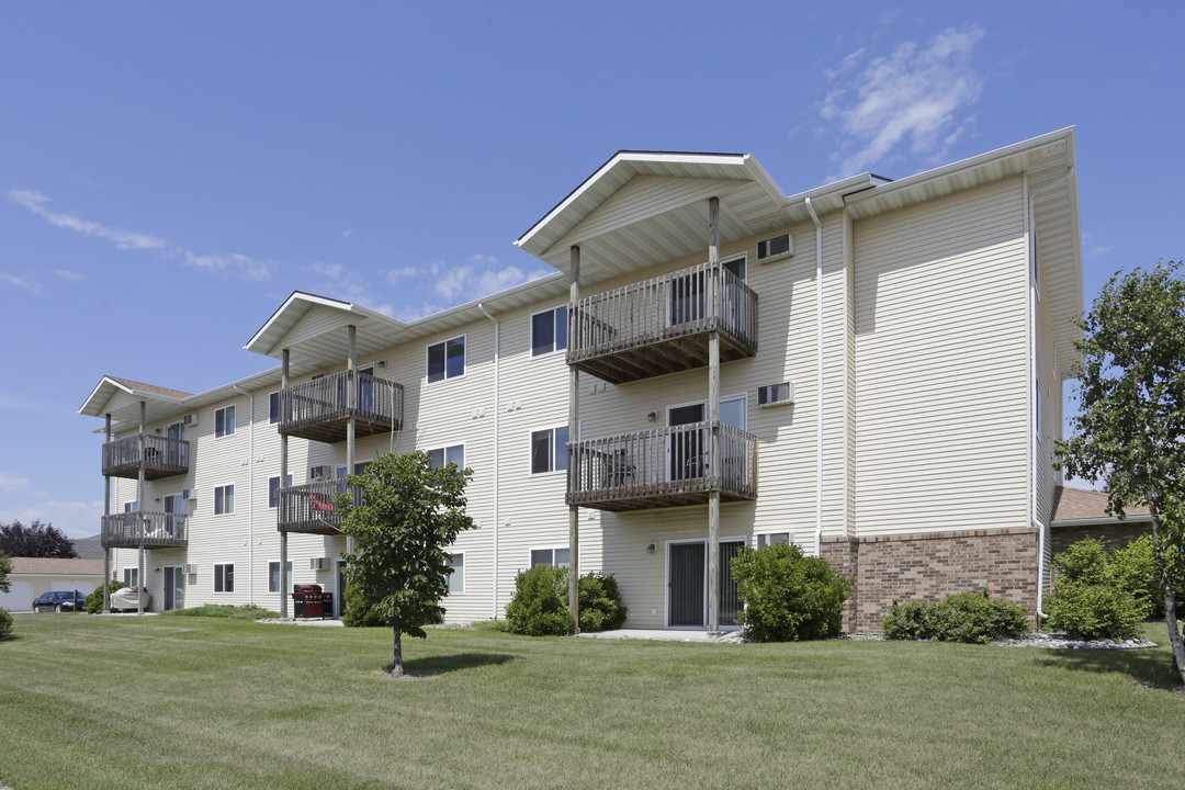 Westside Apartments in Grand Forks, ND - Foto de edificio