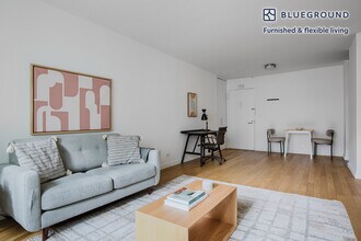 230 W 55th St in New York, NY - Building Photo - Building Photo