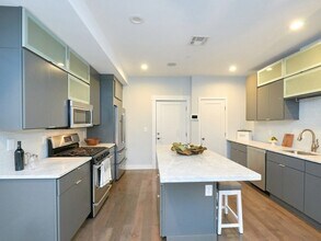 186-188-188 Paris St, Unit 5 in Boston, MA - Foto de edificio - Building Photo