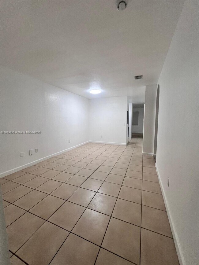 7040 NW 177th St in Hialeah, FL - Building Photo - Building Photo