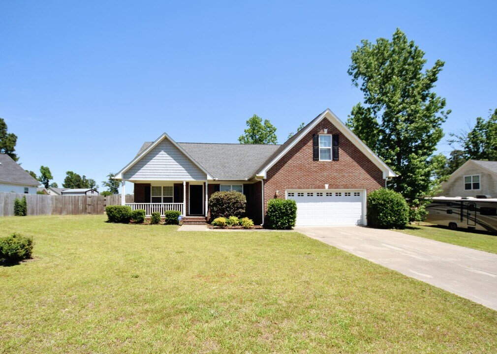 137 Water Wood Ct in Raeford, NC - Building Photo